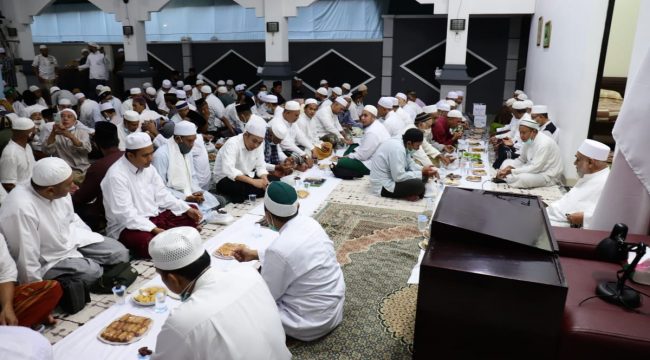 Suasana pembacaan doa untuk Haul Abuya (Foto: Istimewa)