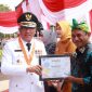 Wali Kota Ternate, M Tauhid Soleman Memberikan Setifikat Penghargaan Terhadap Salah Satu Pelaku Usaha yang Sudah Manjadi Penyedia di E-katalog Lokal Ternate. Rabu 17 Agustus 2022