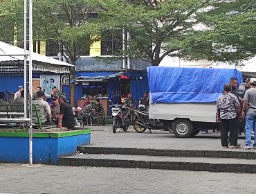 Sejumlah TNI-Polri Sedang Menyiapkan Kesiapan Pasar Hihienis Bahari Berkesan Atas Kunjungan Presiden RI Jokowi Dodo/Senin 26 September 2022/Foto: (Diahinews)