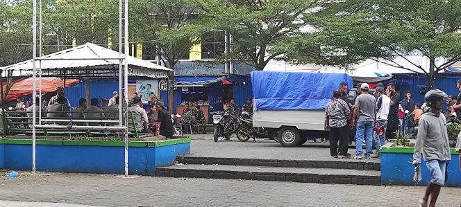 
 Sejumlah TNI-Polri Sedang Menyiapkan Kesiapan Pasar Hihienis Bahari Berkesan Atas Kunjungan Presiden RI Jokowi Dodo/Senin 26 September 2022/Foto: (Diahinews)