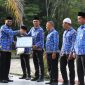 Bupati Halmahera Selatan Hasan Ali Bassam Kasuba menyerahkan penghargaan dari Ombudsman RI kepala lima pimpinan OPD Pemkab Halsel