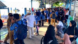 ASN Pemprov Malut diantara penumpang lainnya yang hendak menyeberang ke Sofifi melalui  Pelabuhan Semut Mangga Dua, Ternate