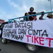 Aksi protes The Superman terhadap harga tiket laga perdana Malut United FC di Gelora Kie Raha