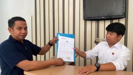 Faisal Anwar saat melakukan pelaporan akun Facebook Nyong Barakati ke Ditreskrimum Polda Malut, Senin 18 November 2024.