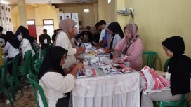 Para petugas melakukan pekerjaan sortir dan lipat surat suara