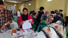 Petugas melakukan sortir lipat surat suara