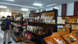 Produk UMKM lokal khas Ternate di toko oleh-oleh Swalayan Taranoate