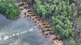 Potret udara masuknya alat berat milik salah satu perusahaan di Pulau Fau, Halmahera Tengah / Foto :  akun tiktok@martono.satria