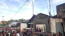 Warga berkerumun menyaksikan bekas kebakaran di Maliaro