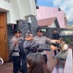 Personil Polda Malut saat meninjau ke Gereja Batu Ternate