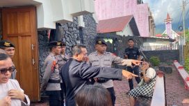 Personil Polda Malut saat meninjau ke Gereja Batu Ternate