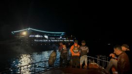 Tim SAR saat hendak mengevakuasi kapal KM Aksar Saputra 07