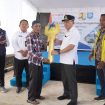Penyerahan secara simbolis kunci rumah Hunian Tetap oleh Wali Kota Ternate, M Tauhid Soleman kepada salah satu warga korban banjir bandang di Kelurahan Rua Kecamatan Pulau Ternate