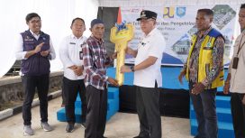 Penyerahan secara simbolis kunci rumah Hunian Tetap oleh Wali Kota Ternate, M Tauhid Soleman kepada salah satu warga korban banjir bandang di Kelurahan Rua Kecamatan Pulau Ternate
